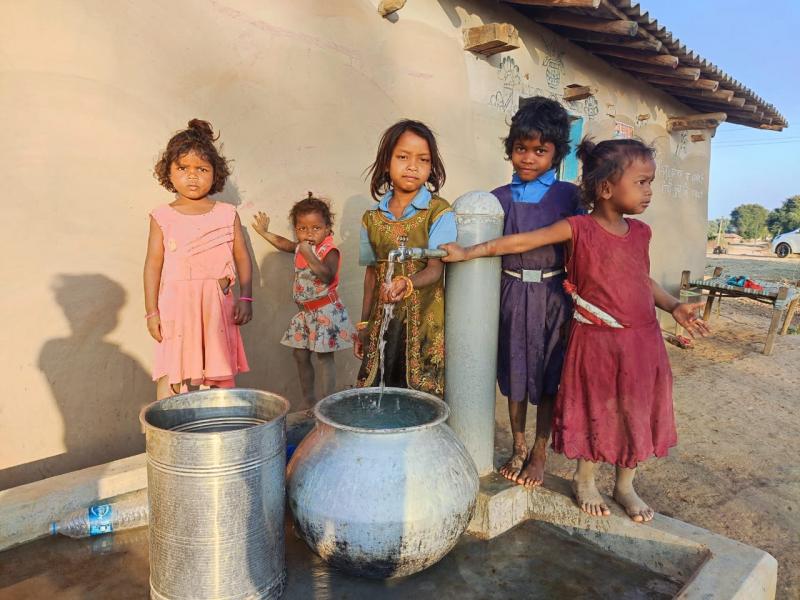 Supply of pure drinking water to the houses of special backward Pando tribe, led by Chief Minister Bhupesh Baghel, Public Health Engineering Minister Guru Rudrakumar, Village Panchayat Umjhar under development block Baikunthpur of Koriya district, Collector Vinay Kumar Langeh, Chhattisgarh, Khabargali
