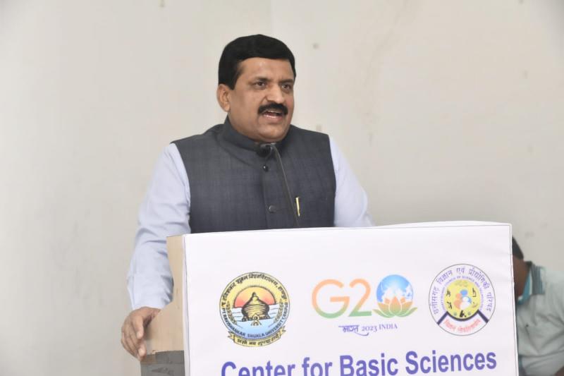 Read, understand science, adopt scientific approach.,Dr.  Dinesh Mishra, Lecture on Science Day at Ravi Shankar Vishwavidyalaya Raipur, President of Superstition Removal Committee and Eye Specialist, Chhattisgarh, Khabargali