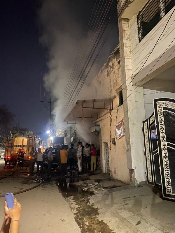 Fierce fire caused huge damage and loss of lakhs, Agrasen Chowk, Ramsagarpara, Wholesale Dryfruits Namkeen Mithai, Confectionery shop Gurudev Sales Corporation, shop, fire broke out due to short circuit, Raipur, Chhattisgarh, Khabargali