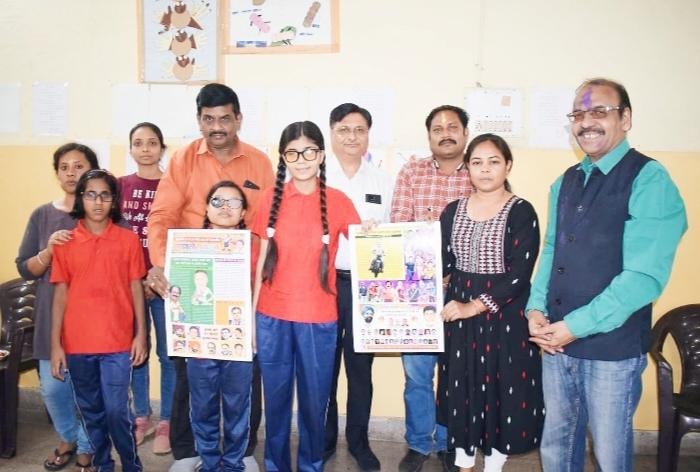 Nonsense Times, Editor Tapesh Jain, record twenty-five years, visually impaired girl, silver jubilee issue, Raipur, Holi, humor, Brijesh Choubey, Ramavatar Tiwari, KK Sharma, Vijay Mishra, Mohan Tiwari, Deepak Pandey, Santosh Sahu, Hariom  Films directors Dr. Puneet Sonkar, Jaiprakash Upadhyay, Raghavendra Mishra, Shashank Khare, Sharda Tripathi, Nagendra Verma, Arvind Awasthi, Ajay Saxena, President of Raipur Photographers Association Deepak Thakur, Amar Dhavna, Chhattisgarh, Khabargali