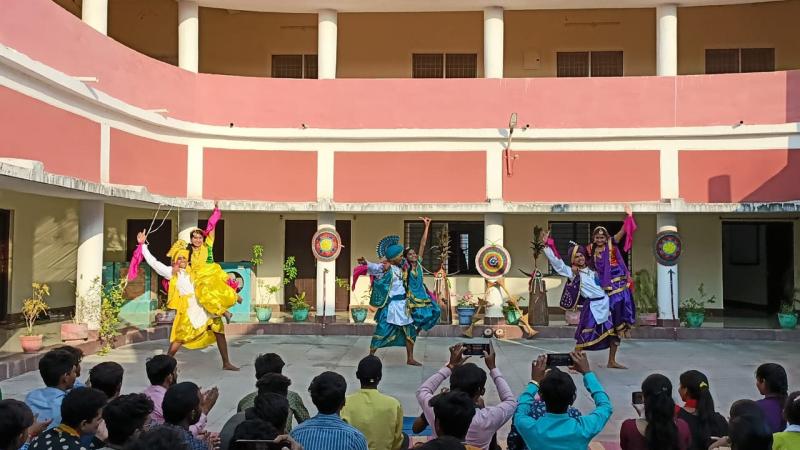 Khairagarh, the culture of Punjab and Bundelkhand came alive, the students of folk music gave a wonderful presentation, Indira Kala Sangeet Vishwavidyalaya, Dr.  Nathu Tode, Dr. Parmanand Pandey, Dr. Vidya Singh Rathore, Public Relations Officer Vinod Dongre, Chhattisgarh, Khabargali