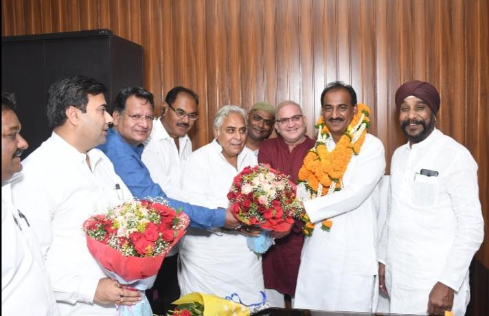 Altaf Ahmed, newly appointed Chairman of Chhattisgarh Madarsa Board, Arun Vora, MLA and Chairman, Warehouse Corporation, Mahendra Singh Chhabra, Chairman Ch.  State Minorities Commission Dhiraj Bakliwal Mayor Durg, Idris Gandhi President Ch.  Urdu Academy, Mohd.  Aslam President Ch.  Haj Committee, Mohd.  Hafiz Khan Vice President Ch.  State Minorities Commission, M. R. Khan (Secretary), Mohd.  Iqbal, Govind Kumar Mishra, Dr. Imtiaz Ahmed Ansari, Chhattisgarh, Khabargali