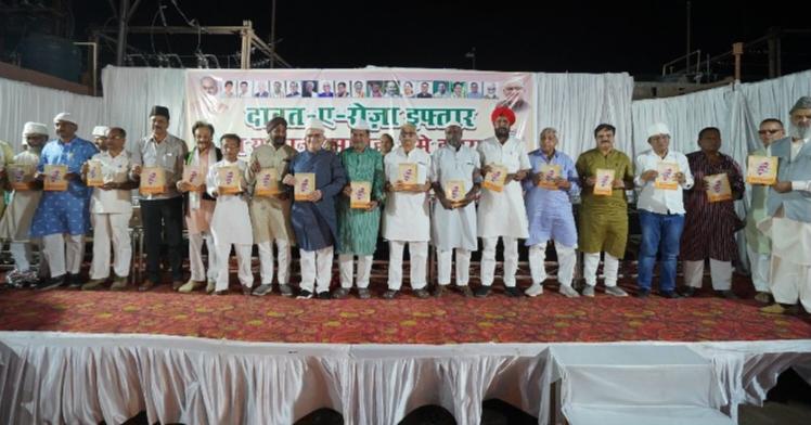 Roza Iftar, poets, adibo, widow of late poets, Idris Gandhi President Chhattisgarh Urdu Academy, Satyanarayan Sharma, MLA Kuldeep Juneja, Media Advisor Ruchir Garg, Khadi Village Industry President Rajendra Tiwari, Chairman Pramod Dubey, Haj Committee President Aslam Khan, Madrasa Board President Altaf Ahmed, Salam Rizvi, Sanjay Pathak, Arun Bhadra, Iqbal Ahmed Rizvi, Riyaz Khan, Shakeeluddin, Hameed Advocate, Vice President of Urdu Academy Dr. Nazir Ahmad Qureshi, Khabargali, Raipur,