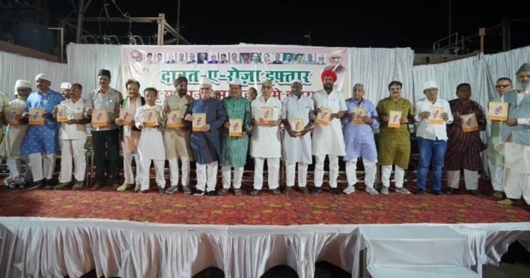 Roza Iftar, poets, adibo, widow of late poets, Idris Gandhi President Chhattisgarh Urdu Academy, Satyanarayan Sharma, MLA Kuldeep Juneja, Media Advisor Ruchir Garg, Khadi Village Industry President Rajendra Tiwari, Chairman Pramod Dubey, Haj Committee President Aslam Khan, Madrasa  Board President Altaf Ahmed, Salam Rizvi, Sanjay Pathak, Arun Bhadra, Iqbal Ahmed Rizvi, Riyaz Khan, Shakeeluddin, Hameed Advocate, Vice President of Urdu Academy Dr.  Nazir Ahmad Qureshi, Khabargali, Raipur,