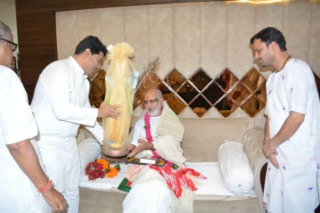 Narrator Ramesh Bhai Ojha, Mayor Ejaz Dhebar, Raspan of the story, Deity of Shri Krishna, Shrimad Bhagwat Gita as it is, picture book of Shri Radha Krishna Chandra Bhagwan, Raipur, Chhattisgarh, khabargali