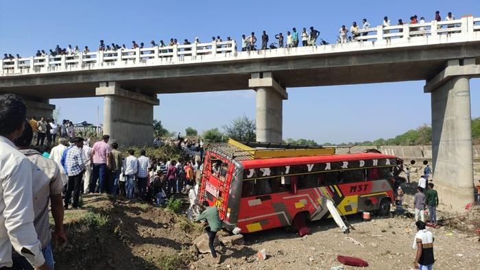 The bus fell 50 feet after breaking the railing of the bridge, 25 people died, Khargone, Khabargali