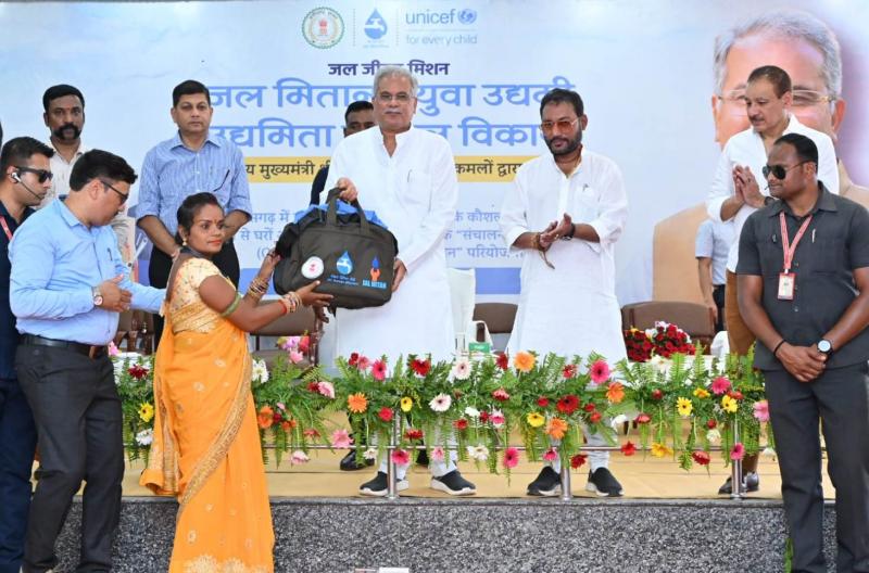 Chief Minister Mr. Baghel, Public Health Engineering Minister Guru Rudra Kumar, Jal Mitan, young entrepreneur, Jal Didi, Secretary of Public Health Engineering Department Dr. S. Bharatidasan, Chhattisgarh, Khabargali
