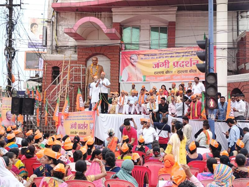 BJP's warlike demonstration under the leadership of Brijmohan Agarwal on Sharda Chowk, Tatyapara road widening, opening of Budha Talab-Dani school road and other demands, Raipur, Chhattisgarh, Khabargali