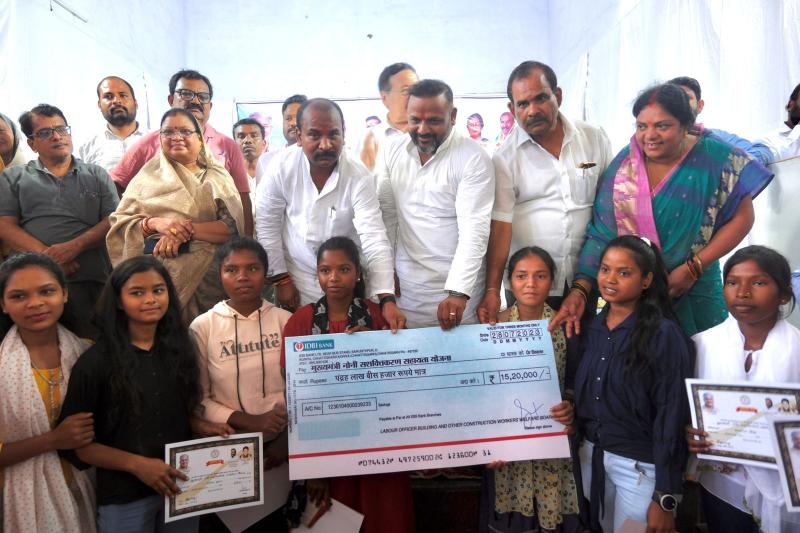 Sushil Sunny Aggarwal distributed checks worth Rs.89,64,000 to beneficiaries in Korea under various schemes, labor conference organized by Labor Department in Korea, Baikunthpur, Manas Bhawan, Chhattisgarh Building and Other Construction Workers Welfare Board, Chhattisgarh, Khabargali