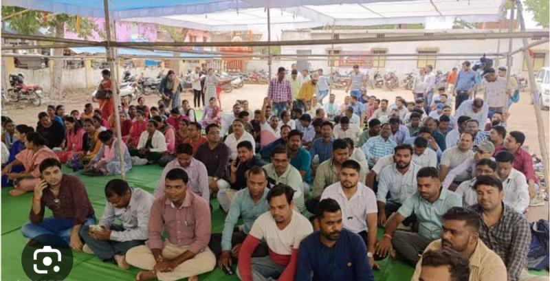 One lakh contract workers of the state have been agitating since 22 days for the demand of regularization, ESMA, Chhattisgarh, Khabargali