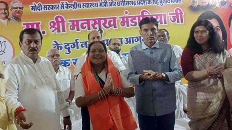 BJP entry of Padmashree Usha Barle, former Congress block president of Patan Mehtar Verma, joined BJP in the presence of Union Minister Mansukh Mandaviya, Chhattisgarh, Khabargali