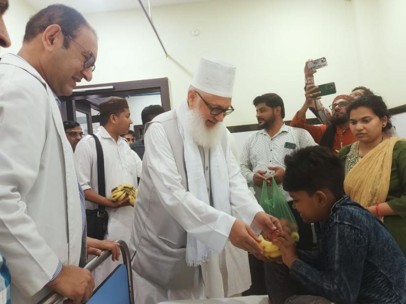 Prophet Muhammad S.  a.  On the birth anniversary of Maulana Syed Muhammad Ashraf Kichochhavi, Dr. Yousuf Memon, founder of Sanjeevani Cancer Care Foundation, Indian spiritual leader and descendant of Prophet Muhammad, donated fruits to cancer victims at Sanjeevani, Raipur, Chhattisgarh, Khabargali