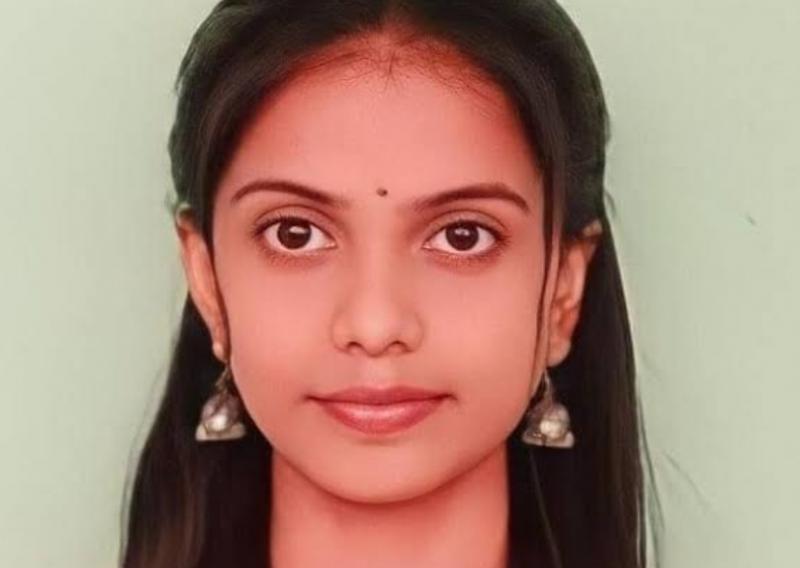 Vinutha J, Misal, daughter of a daily wage laborer becomes Bangalore University topper with eight gold medals and three cash prizes, Khabargali