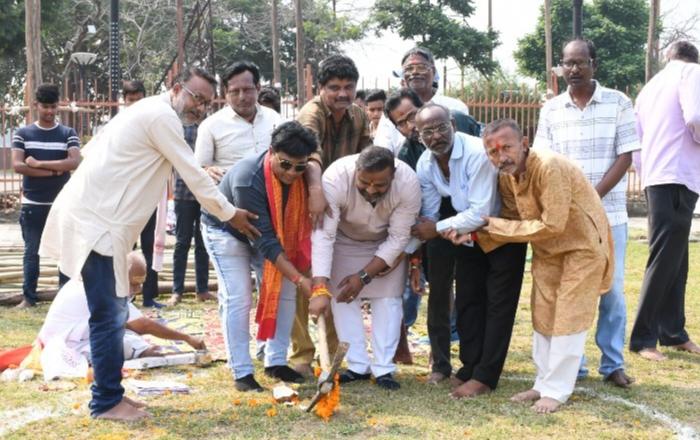 Sunny Aggarwal released the Bhoomi Pujan and invitation letter of Budhapara Dussehra festival, President of Chhattisgarh Building and Sunny Nirman Karmakar Mandal, Laxman Gawli, Ram Lokhande, Mukesh Kandoi, Naveen Chandrakar, Bunty Yadav, Vijay Chopra, Mahavir Malu, Ajay Dewangan, Paresh  Panbude, Sandeep Bosh, Deepak Naidu, Anand Panchal, Gopal Vyas, Vijay Gawli, Ajay Gawli, Anil Pawar, Raipur, Chhattisgarh, Khabargali