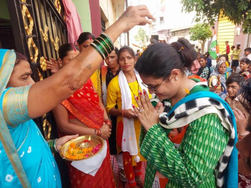 Congress candidate Vikas Upadhyay, wife Sanjana Upadhyay, Public Relations, Chhattisgarh Assembly Elections, Khabargali