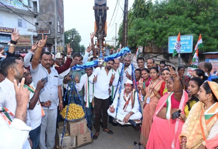 Area residents welcomed Raipur West MLA Vikas Upadhyay by weighing him with laddus, Raipur West MLA Vikas Upadhyay, Assembly elections, Khabargali