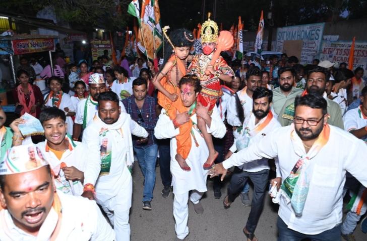 MLA Vikas Upadhyay did public relations by taking Lord Ram and Hanuman along, West MLA Vikas Upadhyay, Chhattisgarh Assembly Elections, Khabargali