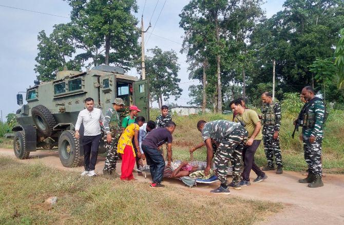 Security personnel martyred in Naxalite incidents, Sub Inspector Sudhakar Reddy Shahi of 165th battalion of Central Reserve Police Force (CRPF), constable Ramu injured by bullet, encounter between security forces and Naxalites, encounter between security forces and Naxalites, Chhattisgarh, Khabargali