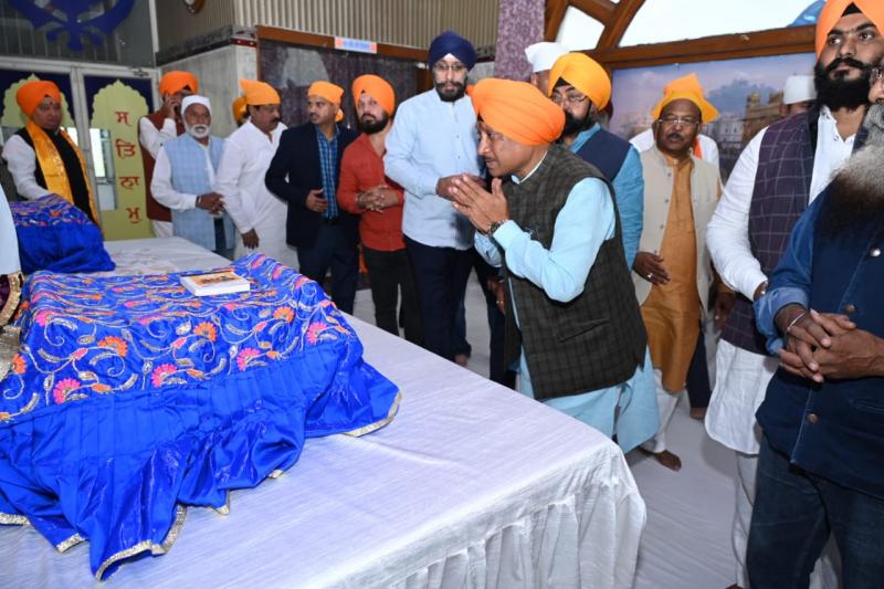 Veer Bal Diwas, tribute to the martyrdom of Sahibzadas of Guru Gobind Singh Ji, Chief Minister Vishnu Dev Sai reached Telibandha Gurudwara, inaugurated the exhibition set up in the memory of Sahibzadas, Mata Sundari Public School, Raipur, Chhattisgarh, Khabargali