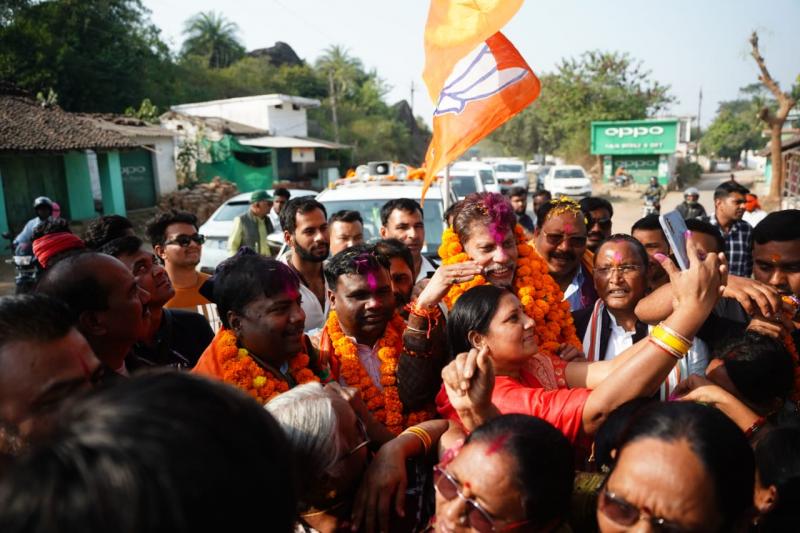 Grand welcome to BJP's newly appointed state president Kiran Dev at various places, Chhattisgarh, Khabargali.