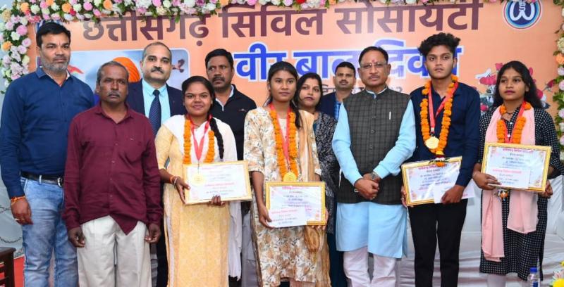 Valiant Children's Day, tribute to 4 brave Sahibzadas of sacrifice, Amar Jyoti Jahire of Korba, Chaya Vishwakarma of Mahasamund, Janvi Rajput of Dhamtari and Bhameshwari Nirmalkar of Dhamtari given gallantry award, Chief Minister Vishnu Dev Sai, Chhattisgarh Civil Society, Dr. Purnendu Saxena, Dr.  CP Advani, Dr. Surbhi Dubey, Senior Doctor Dr. Sandeep Dave, Dr.  Kuldeep Solanki, Dr. Ravi Choubey, Raipur, Chhattisgarh, Khabargali