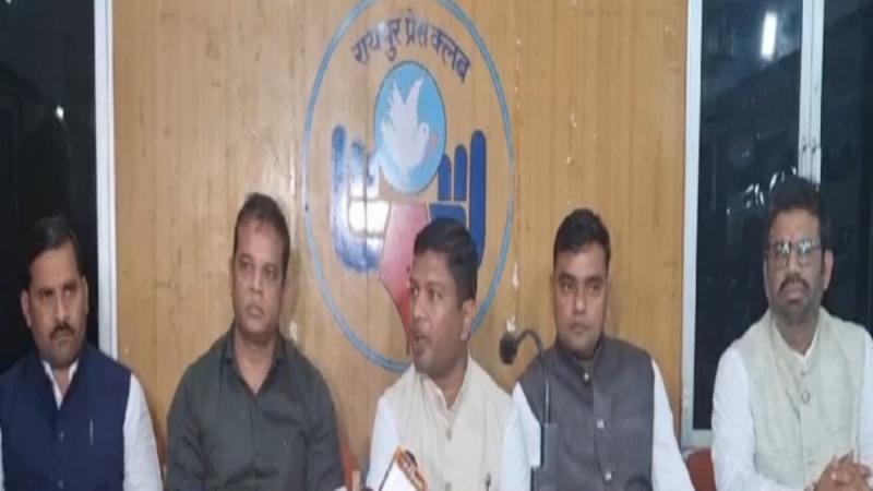 A huge blow to the Aam Aadmi Party before the Lok Sabha elections, many leaders including Komal Hupendi, Vishal Kelkar, Anand Prakash Giri and Ravindra Singh have left the party. Anand Miri, who contested from Akaltara, and Nishad, who was a candidate from Sakti, Chhattisgarh, Khabargali.