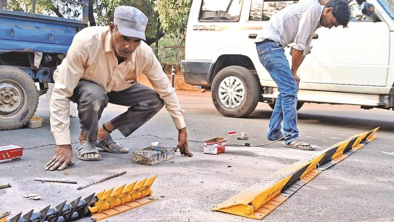Be careful...do not drive on the wrong side, there is a tire killer ahead. Raipur Municipal Corporation and Traffic Department are using this to prevent road accidents, Chhattisgarh, Khabargali.