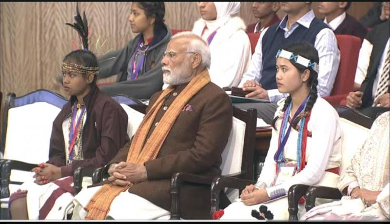Discussion program on examination, Prime Minister Narendra Modi made Sukma student Umeshwari sit with him, gave tips to conduct stress free examination, Chief Minister Vishnu Dev Sai, School Education Minister Brijmohan Agarwal, MLA Purandar Mishra, Anuj Sharma, Guru Khushwant Saheb, Pt. located in the capital Raipur.  Deendayal Upadhyay Auditorium, Chhattisgarh, Khabargali