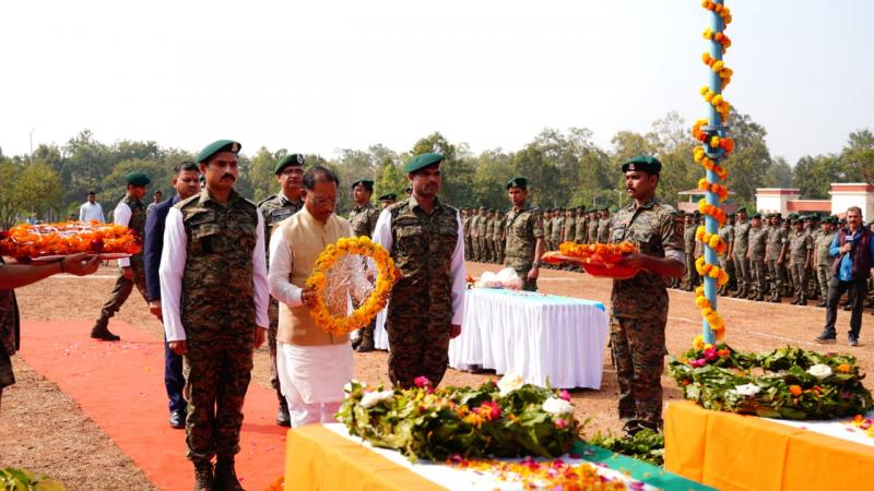 Martyred soldiers Late Shri Deven C., Late Shri Pawan Kumar and Late Shri Lambadhar Singha, Naxal encounter, Chief Minister Vishnudev Sai paid tribute to the martyred soldiers in a sad atmosphere, Deputy Chief Minister and Home Minister Vijay Sharma, Forest Minister Kedar Kashyap, Chhattisgarh, Khabargali.