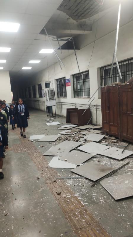 Ceiling plaster of RD Tiwari Atmanand School fell, children narrowly escaped, Raipur, Chhattisgarh, Khabargali.