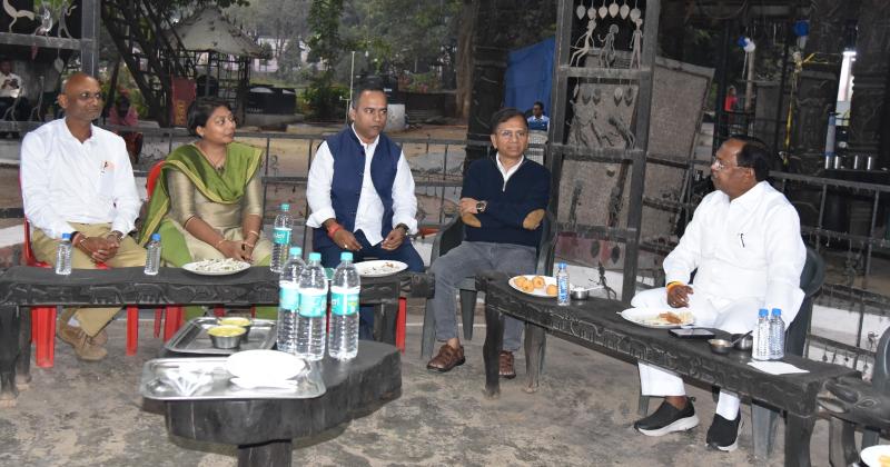 Chhattisgarhi cuisine, Garhkaleva of the capital, Tribal Welfare Minister Ramvichar Netam, Tourism Officer of Chhattisgarh Tourism Information Center Dinesh Jangde, Chilla, Fara, Lai laddu, Thethri, Khurmi, Chhattisgarh, Khabargali.