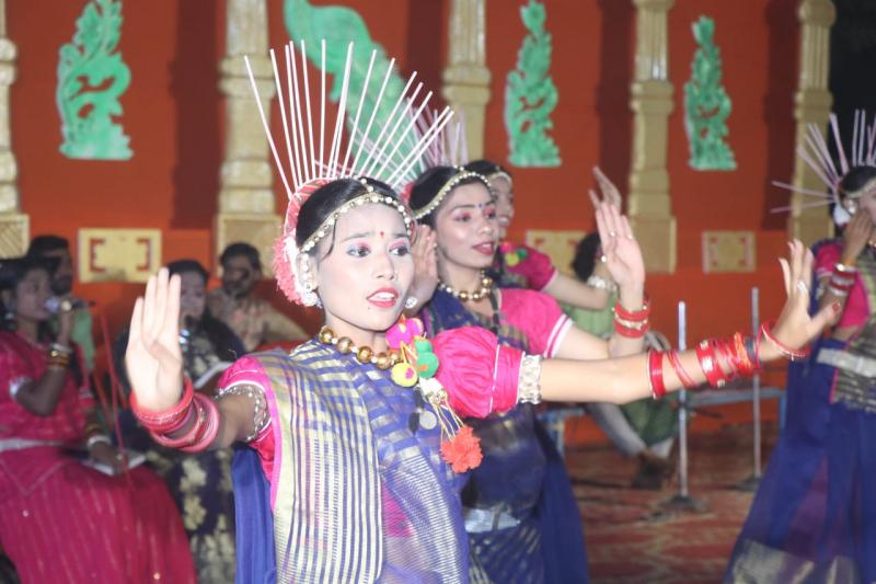 18-day Gondwana Mahotsav organized at BTI Ground, Ram Mandir gate and Ram Darbar built on the lines of Ayodhya, Maa Pitambara Jan Seva Samiti, Raipur, Gondwan Mahotsav became devotional with the Rambhajan of Chhattisgarh's folk singer Aaru, Aaru Sahu, Surta Group  Karma and Sua dance, Vaibhav Singh Sisodia, Saurabh Singh, Chhattisgarh, Khabargali