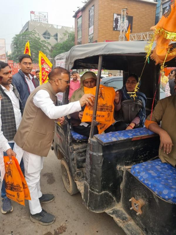 Shri Hanuman Seva Dal distributed Shri Ram Stuti, Shri Ram Aarti, bags, lamps and Shri Ram flag, Pankaj Mishra, Raipur, Chhattisgarh, Khabargali.