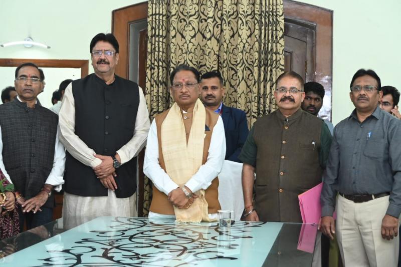 Old students of Science College meet the Chief Minister, Science College, Diamond Jubilee Year Program, Alumni Organization of Raipur, Chief Minister Vishnudev Sai, Anjay Shukla, Rajesh Madhariya, Prof. Girish Kant Pandey, Chhattisgarh, Khabargali