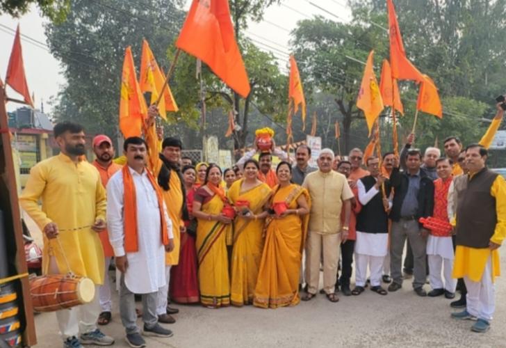 A grand procession of the Akshat Kalash worshiped in Gayatri Nagar was taken out, from Shri Siddhivinayak Shiv Sai Hanuman Temple of Gayatri Nagar to New Gayatri Nagar, Pink City, Cell Tax Colony, Bhavana Nagar, Shri Ram Temple Ayodhya, Raipur, Chhattisgarh, Khabargali.