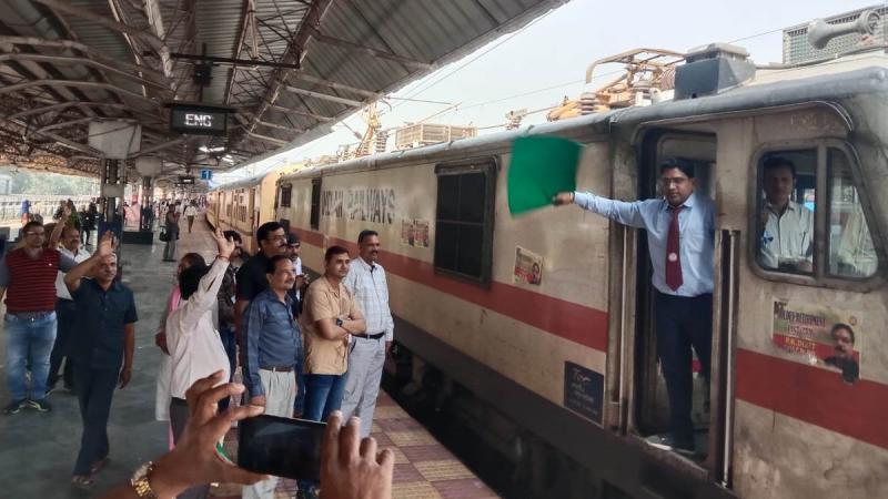 The station premises echoed with the slogans of Jai Jai Shri Ram, the first Aastha special train from Chhattisgarh left for Ayodhya from Durg railway station, Khabargali.