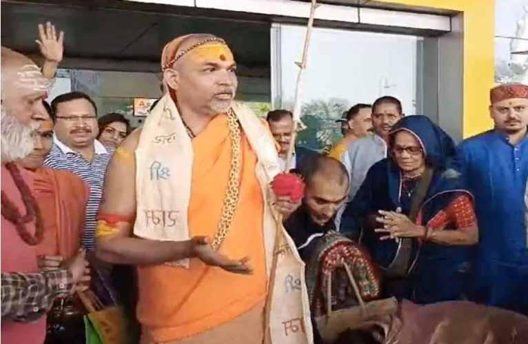 Will demand from Chhattisgarh government to give the status of Rajmata to mother cow - Swami Avimukteshwaranand Saraswati said - Those who vote for parties that kill cows will be guilty of the sin of cow slaughter, Astrologer, Jagatguru Shankaracharya, Swami Avimukteshwaranand Saraswati, Raipur, Chhattisgarh, Khabargali.
