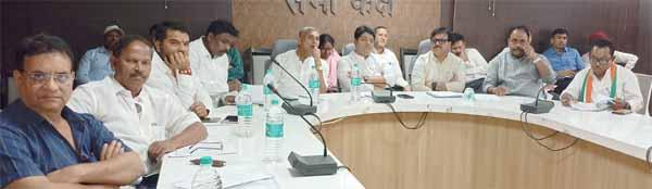 In the meeting of Corporation MIC, effective running of mosquito eradication and dog sterilization program was discussed, Mayor Ejaz Dhebar, Chairman Pramod Dubey, Commissioner Abinash Mishra, City Raipur Municipal Corporation, Khabargali.