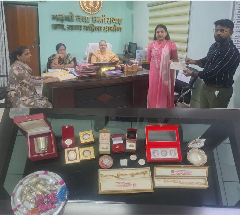The Commission gave a check of Rs 10 lakh and jewelery worth Rs 5 lakh to the applicant, Chhattisgarh State Women Commission Chairperson Dr Kiranmayi Nayak and members Dr Archana Upadhyay, Raipur, Khabargali.
