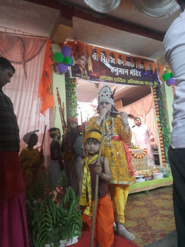 Children showed devotion in Govardhan Puja. An atmosphere full of devotion is created in the Shrimad Bhagwat Katha Gyan Yagya going on in the premises of Shri Siddhivinayak Shiv Sai Hanuman Temple of Gayatri Nagar. Raipur (khabargali) Shri Siddhivinayak Shiv Sai Hanuman Temple of the capital Gayatri Nagar.  During Shrimad Bhagwat Katha Gyan Yagya, the children of the colony showed devotion in the context of Gobardhan Puja today during the story of Maharaj Pandit Shivanand Maharaj of Chitrakoot Dham, Raipur,