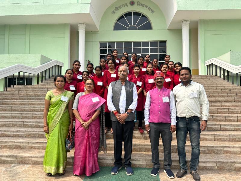 Girl students who reached the Vidhan Sabha educational tour met Parliamentary Affairs Minister Brijmohan Agarwal. Peaceful running of the Vidhan Sabha is a matter of great responsibility, Brijmohan Agarwal, Chhattisgarh, Khabargali.