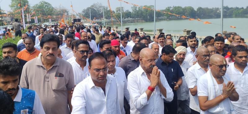 Pistachio Devi merged into Panchatatva, crowd gathered in the last journey of minister Brijmohan Agarwal's mother, wife of social worker Ramjilal Agarwal, mother of Gopal Agarwal, Brijmohan Agarwal, Vijay Agarwal, Yogesh and Yashwant Agarwal passed away, Raipur, Chhattisgarh, Khabargali