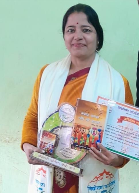 A huge collection of articles written by Chhattisgarh poetess and litterateur Urmila Devi Urmi _"Utsah Aapka Jeet Bhi Aapki Ko Awarded with Sahitya Ratna Award 2023", Raipur, Khabargali