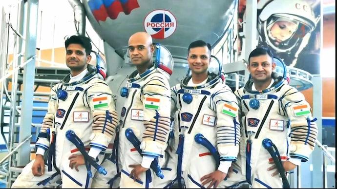 These four soldiers of India will go to space in Gaganyaan.  Indian Air Force, Prime Minister Narendra Modi Vikram Sarabhai Space Center at Thumba near Thiruvananthapuram, VSSC, Gaganyaan Mission, Vyom-Mitra, Robot, India, Khabargali