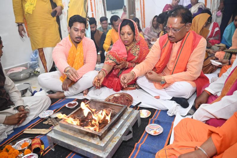 Chief Minister Sai offered prayers before shifting to Civil Line residence in the capital Raipur, Chhattisgarh, Khabargali.