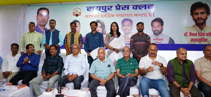 New officials of Raipur Press Club took oath to do better work, seniors shared their experiences, senior journalist Diwakar Muktibodh, new president Mr. Prafulla Thakur, Vice President Mr. Sandeep Shukla, General Secretary Dr. Vaibhav Shiv Pandey, Treasurer Raman Halwai, Joint Secretary Ms.  Trupti Soni and Bimleshwar Sonwani, Chhattisgarh, Journalist Organization, Khabargali