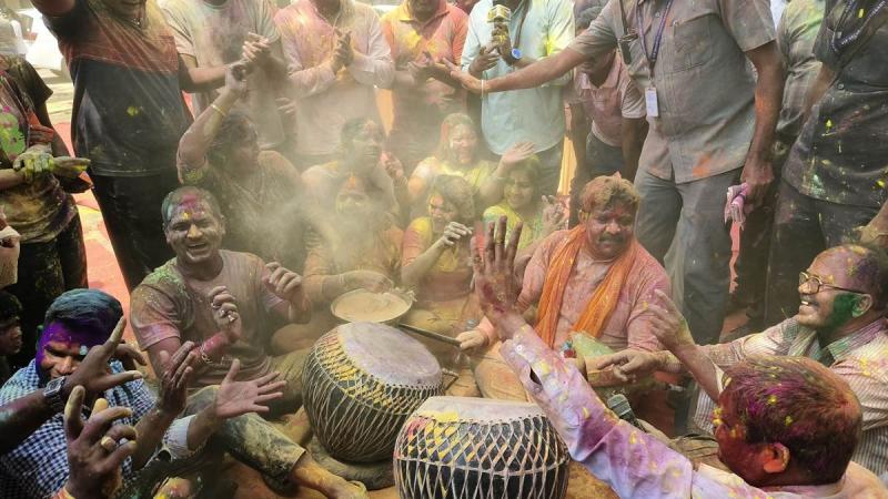 Deputy Chief Minister Sharma played Holi with policemen, Deputy Chief Minister Vijay Sharma, Raipur, Chhattisgarh, Khabargali