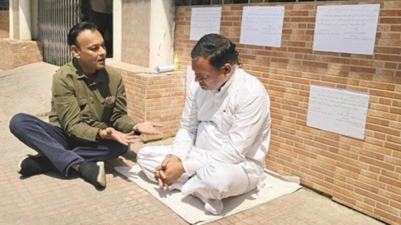 Dharna in Congress Bhawan in Bilaspur against Devendra Yadav, factionalism in Congress, after changing sides, the fire of opposition against candidates is spreading to other seats, after Rajnandgaon, Bastar, now opposition against Congress candidates in Bilaspur too, Chhattisgarh, Khabargali