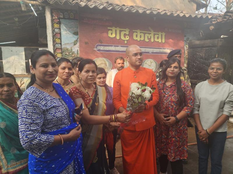 Shri Shri 1008 Shri Shivanand Ji Sant Maharaj reached Garh Kaleva, Director Gyandeep praised the women's group, Mrs. Rekha Tiwari, Director Padmashree Tiwari, Culture Department, Raipur, Chhattisgarh, Khabargali.