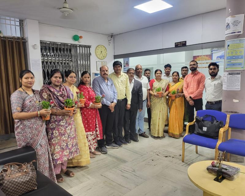 Apex Bank honored women on World Women's Day, Chandraprakash Vyas, Apex Bank AGM and Branch Manager Pandri Mr. Ajay Bhagat, Branch Pandri Officer Mr. P.L. Pulast, Raipur, Chhattisgarh, Khabargali